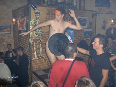 Un stripteaseur improvis&eacute;