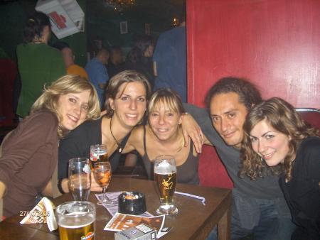 A l'interm&eacute;diaire