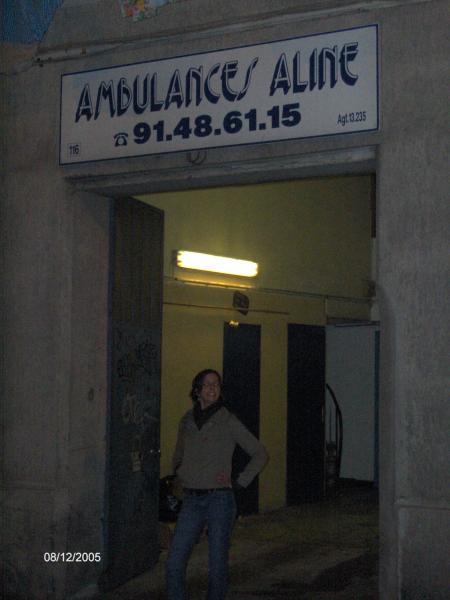 aline devant son entreprise d'ambulance