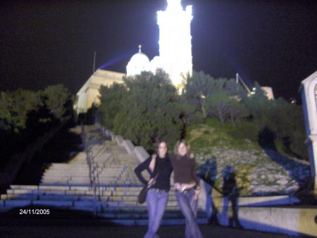les filles devant notre dame en pleine nuit
