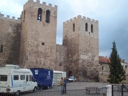 les deux tours devant deux autres tours